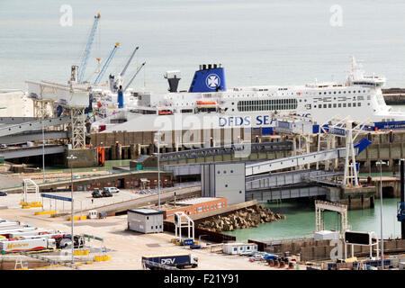 DFDS Seaways Fähren angedockt an den Hafen von Dover Stockfoto