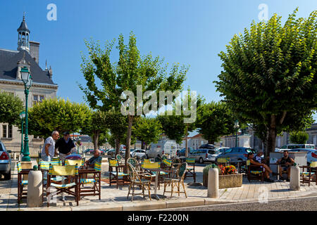 Kunden in der Stadt Zentrum Café, Saint Jean d'Angély, Charente Maritime, Frankreich Stockfoto