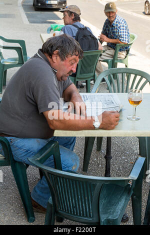 Kunden in der Stadt Zentrum Café, Saint Jean d'Angély, Charente Maritime, Frankreich Stockfoto