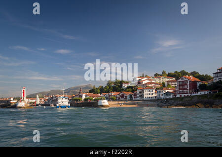 Die Saint Jean de Luz und Ciboure Hafeneinfahrt, gesehen aus der Bucht Socoa (Baskenland - Frankreich). Stockfoto