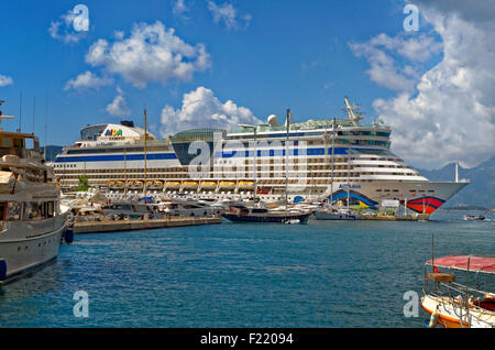 Hafen von Marmaris, Türkei. Kreuzfahrtschiff AIDA Diva am Kai. Stockfoto