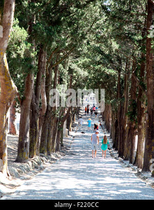 Straße zum Kalvarienberg, Mönche zu Fuß am Filérimos Kloster auf Rhodos Stockfoto