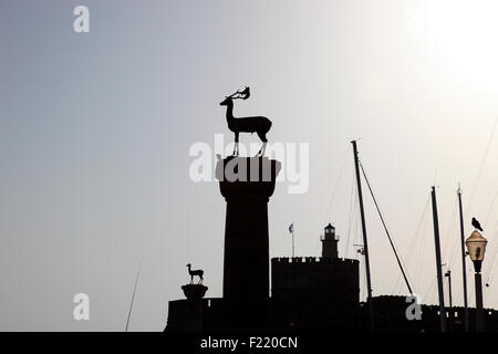 Rhodischen Hirsch und Hirschkuh, Symbole von Rhodos Mandraki-Hafen. Stockfoto