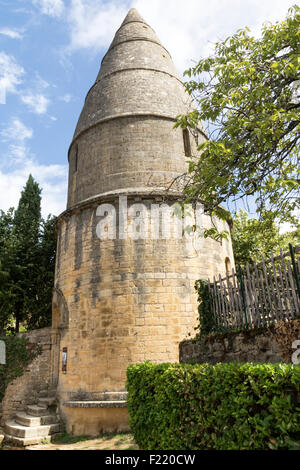 Die Laterne von den Toten (Saint Bernard Turm), die den Markt Stadt Sarlat in der französischen Dordogne beherrscht. Stockfoto