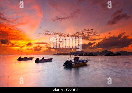 Farbenprächtigen Sonnenuntergang auf den Seychellen mit einem schönen Wolken. Insel La Digue. Stockfoto