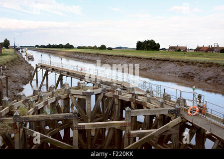 Ansatz am Fluss Nene bei Ebbe zur Crosskeys Brücke bei Sutton Bridge, Lincolnshire. Stockfoto