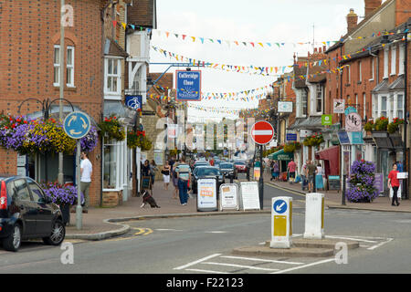 Die High Street voller Kunden und Besucher an einem belebten Samstag Morgen in Stony Stratford, Buckinghamshire, England Stockfoto