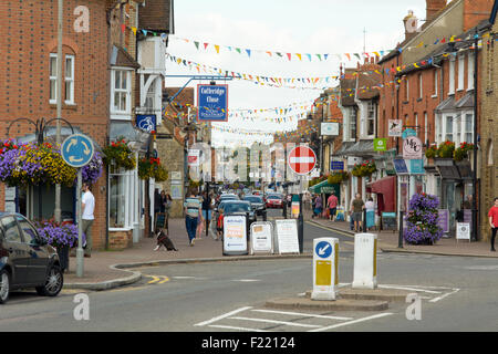 Die High Street voller Kunden und Besucher an einem belebten Samstag Morgen in Stony Stratford, Buckinghamshire, England Stockfoto