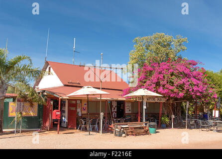 Eine Legende der Outback des Northern Territory: Daly Waters Pub. Hier: der Eingang und Sitzbereich im freien Stockfoto