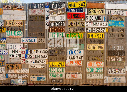 Eine Legende der Outback des Northern Territory: Daly Waters Pub. Hier: Kennzeichen des Gäste-Autos Stockfoto