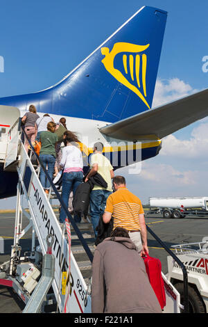 Ryanair-Flug am Flughafen von La Rochelle, Charente-Maritime, Frankreich Stockfoto