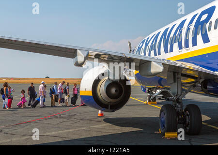 Ryanair-Flug am Flughafen von La Rochelle, Charente-Maritime, Frankreich Stockfoto