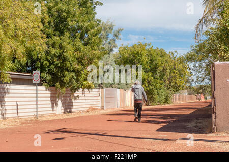 Aborigines Mann hinunter eine Wohnstraße im Herzen von Tennant Creek, Northern Territory, Australien Stockfoto