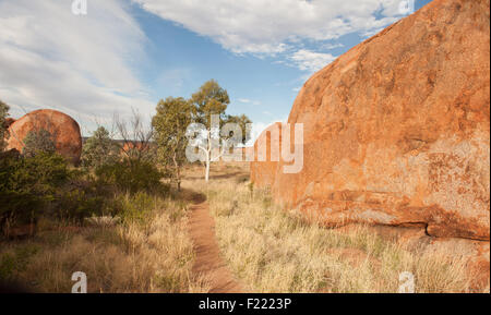 Karlu Karlu oder Devils Marbles - Felsen in der Nähe von Tennant Creek den Eiern von den Regenbogen-Schlangen sind, sagen die Aborigines Stockfoto