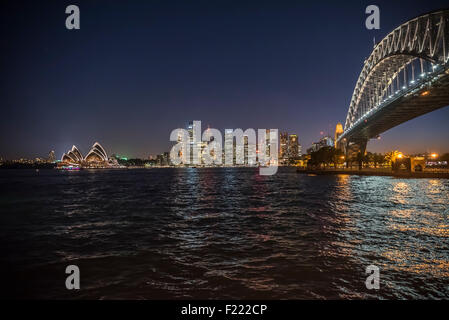 Sydney Harbour Bridge und dem Circular Quay aus Milsons Point in der Nacht Stockfoto