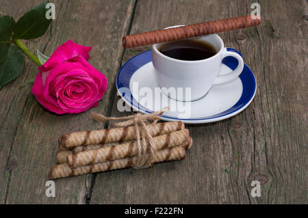 festliche Karte, Kaffee und rote rose und die Verknüpfung von Cookies, Stillleben Stockfoto