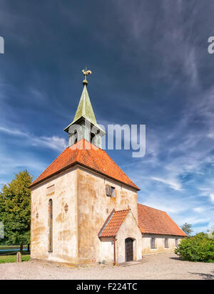 Ein Bild einer alten steinernen Kirche auf dem Gelände Loberod Castle in Schweden. Stockfoto