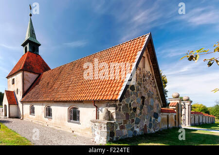 Ein Bild einer alten steinernen Kirche auf dem Gelände Loberod Castle in Schweden. Stockfoto