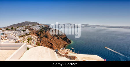 Ein Panorama-Bild von Santorini im Dorf Oia mit Imerovili und Fira in der Ferne. Stockfoto