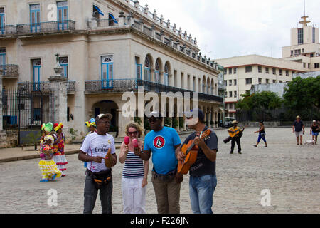 Straßenmusik auf der Plaza de Armas mit Touristen in Havanna - Kuba Stockfoto
