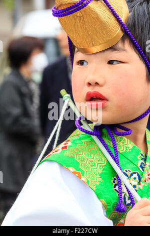 Genji Tada Heiligtum Festival. Parade der Kinder in der Heian-zeit Kostüm. Junge Junge, 6-8 Jahre alt, mit goldenen Hut, weißes Gewand und grüne Jacke. Stockfoto