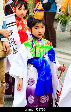 Genji Tada Heiligtum Festival. Parade der Kinder in der Heian-zeit Kostüm. Junge Junge, 6-8 Jahre alt, mit goldenen Hut, weißes Gewand und grüne Jacke. Stockfoto