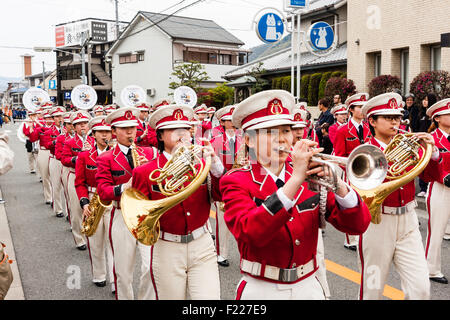 Genji Festival Parade in Japan. Brass Band der Frauen marschieren an der Spitze der Parade. Band Mitglieder gekleidet in Weiß und Rosa militärische Uniformen. Stockfoto