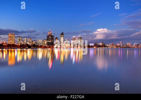 Die Skyline von Perth, Western Australia in der Nacht. Fotografiert von über den Swan River. Stockfoto