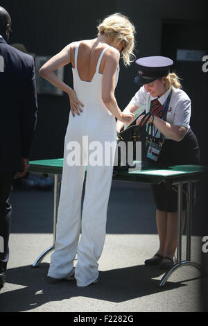 2015 Wimbledon Championships - Tag 12 - Promi-Sichtungen mit: Sienna Miller wo: London, Vereinigtes Königreich bei: 10. Juli 2015 Stockfoto