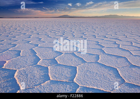 Die weltweit größte Salz flach, Salar de Uyuni in Bolivien, fotografiert bei Sonnenaufgang. Stockfoto