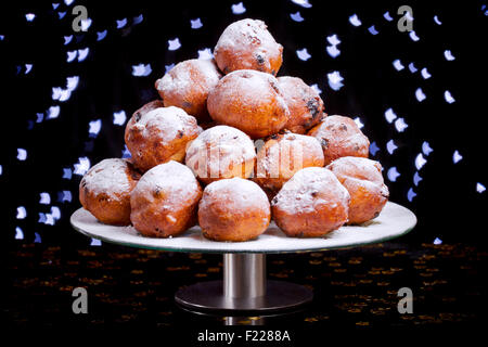 "Oliebollen", traditionelle holländische Blätterteig für Silvester. Stockfoto