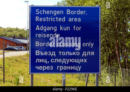 Schild am Leitstand Storskog Grenze zwischen Norwegen und Russland Finnmark Skandinavien Europa Stockfoto