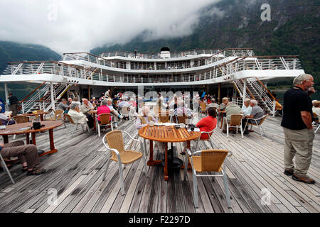 Passagiere auf dem Deck eines Kreuzfahrtschiffes entspannende Schiff Geiranger Norwegen Skandinavien Europa Stockfoto