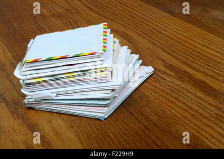 Haufen mails von alten, Briefe und Umschläge auf Holztisch Stockfoto