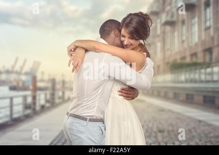Froh, dass romantische junge Paar teilen einen besonderen bewegender Moment umarmen einander, wie sie ihre Liebe und Zuneigung zeigen, Seitenansicht th Stockfoto