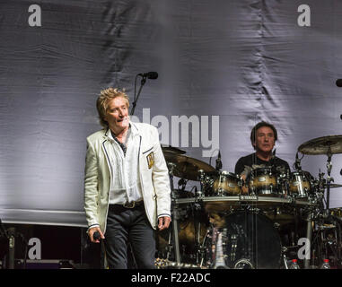 Rod Stewart, Kenney Jones am Schlagzeug. Die Gesichter wieder vereint, führen in Konzert live auf der Bühne zusammen in Surrey, im September 2015 Stockfoto