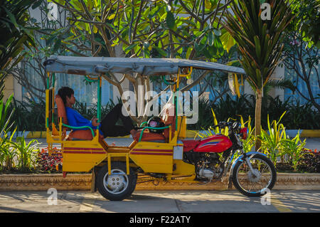 Tuk Tuk-Fahrer nimmt ein Nickerchen während des Wartens auf Kunden Stockfoto