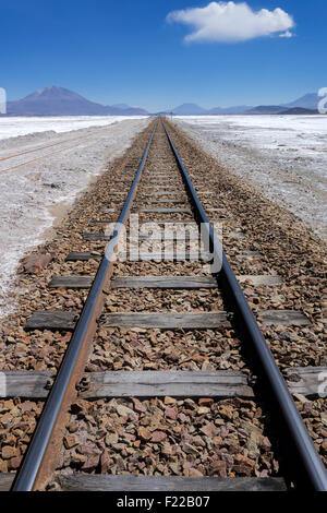 Eisenbahn. Salar de Uyuni. Bolivien Stockfoto