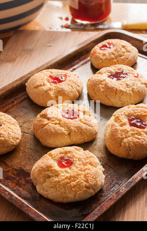 Backen, alte altmodische Marmelade Kekse oder Cookies frisch aus dem Ofen Stockfoto