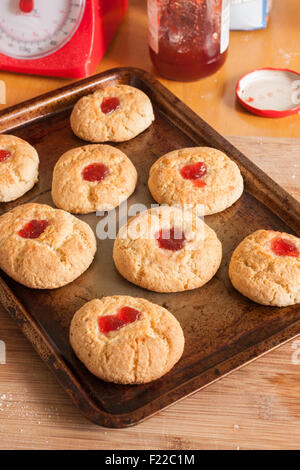 Backen, alte altmodische Marmelade Kekse oder Cookies frisch aus dem Ofen Stockfoto