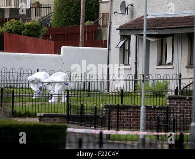 Ahoghill, Co. Antrim, Nordirland. 10. September 2015. Polizei und Forensik an der Szene eines doppelten Rohrbombe Angriffs in Brookefield Gärten, Ahoghill. Zwei Geräte explodierte über Nacht schädigende Eigenschaft. Einwohner aus der Gegend wurden evakuiert. untersucht den Vorfall weiter. PIC Steven McAuley/McAuley Multimedia/Alamy Live News Stockfoto