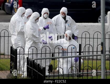 Ahoghill, Co. Antrim, Nordirland. 10. September 2015. Polizei und Forensik an der Szene eines doppelten Rohrbombe Angriffs in Brookefield Gärten, Ahoghill. Zwei Geräte explodierte über Nacht schädigende Eigenschaft. Einwohner aus der Gegend wurden evakuiert. untersucht den Vorfall weiter. PIC Steven McAuley/McAuley Multimedia/Alamy Live News Stockfoto