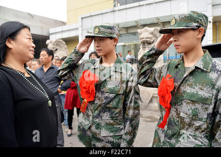 Handan, Chinas Provinz Hebei. 10. Sep, 2015. Zwillingsbrüder Jiang Zihao (C) und Jiang Zihang (R), die beide frische Rekruten, Gruß an ihre Mutter während einer Abschiedszeremonie in Handan, Provinz Hebei North China, 10. September 2015 sind. Die neuen Rekruten von der der Befreiung-Armee und paramilitärische Polizeitruppe trat ihre Einheiten, um ihre Pflicht um das Land vor kurzem zu erfüllen. Bildnachweis: Hao Qunying/Xinhua/Alamy Live-Nachrichten Stockfoto