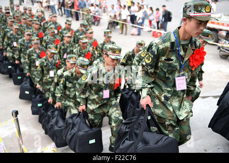 Bozhou, Anhui Provinz. 10. Sep, 2015. Frische Rekruten der bewaffneten Polizei gehen in einen Bahnhof nach einer Abschiedszeremonie in Bozhou, Anhui Provinz Ost-China, 10. September 2015. Die neuen Rekruten von der der Befreiung-Armee und paramilitärische Polizeitruppe trat ihre Einheiten, um ihre Pflicht um das Land vor kurzem zu erfüllen. Bildnachweis: Liu Qinli/Xinhua/Alamy Live-Nachrichten Stockfoto