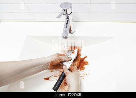 Abwischen Blut aus einem Messer, Detail eines Verbrechens, Gewalt Stockfoto