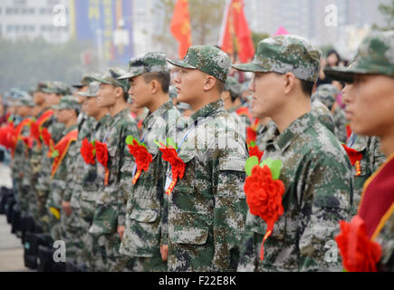 Handan, Chinas Provinz Hebei. 10. Sep, 2015. Rekruten an eine Zeremonie vor dem Abflug in Handan, Provinz Hebei North China, 10. September 2015 teilnehmen. Die neuen Rekruten von der der Befreiung-Armee und paramilitärische Polizeitruppe trat ihre Einheiten, um ihre Pflicht um das Land vor kurzem zu erfüllen. Bildnachweis: Hao Qunying/Xinhua/Alamy Live-Nachrichten Stockfoto