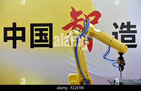 Foshan, China Guangdong Provinz. 10. Sep, 2015. Ein Industrieroboter ist auf China Internet Plus Weltausstellung in Foshan, Guangdong Provinz Süd-China, 10. September 2015 in Betrieb. Die dreitägige Ausstellung hier Donnerstag startete. © Liang Xu/Xinhua/Alamy Live-Nachrichten Stockfoto