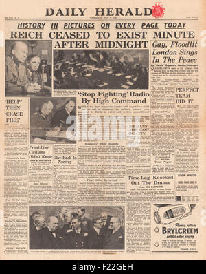 1945 daily Herald Titelseite Berichterstattung Ende des Krieges in Europa als Nazi-Deutschland kapituliert und VE-Tag Stockfoto