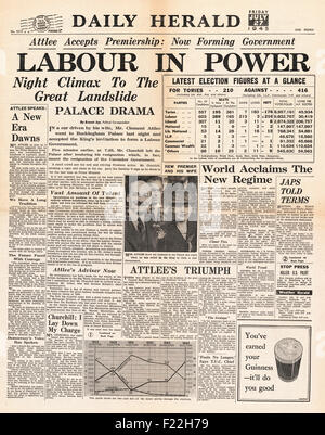 1945 daily Herald Front Seite Berichterstattung Clement Attlee und Labour Party gewinnen Parlamentswahl und Winston Churchill tritt zurück Stockfoto