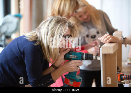 Applying Menschen einen do it yourself-Kurs lernen grundlegende Zimmereifähigkeiten, UK Stockfoto